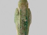 Aeg F 49 RS  Aeg F 49, Rückseite, Spätzeit, Uschebti, Grüne Fayence, H 10,4 cm, B 3,7 cm, T 2,3 cm : Bestandskatalog Ägypten, Museumsfoto: Claus Cordes